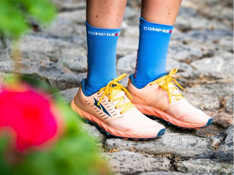 PRO RACING SOCKS V4.0 RUN HIGH - LIGHT BLUE/BURGUNDY